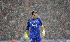 米兰-当隐喻跨越现实，体育场上的南非踏平与基耶萨的末节神话