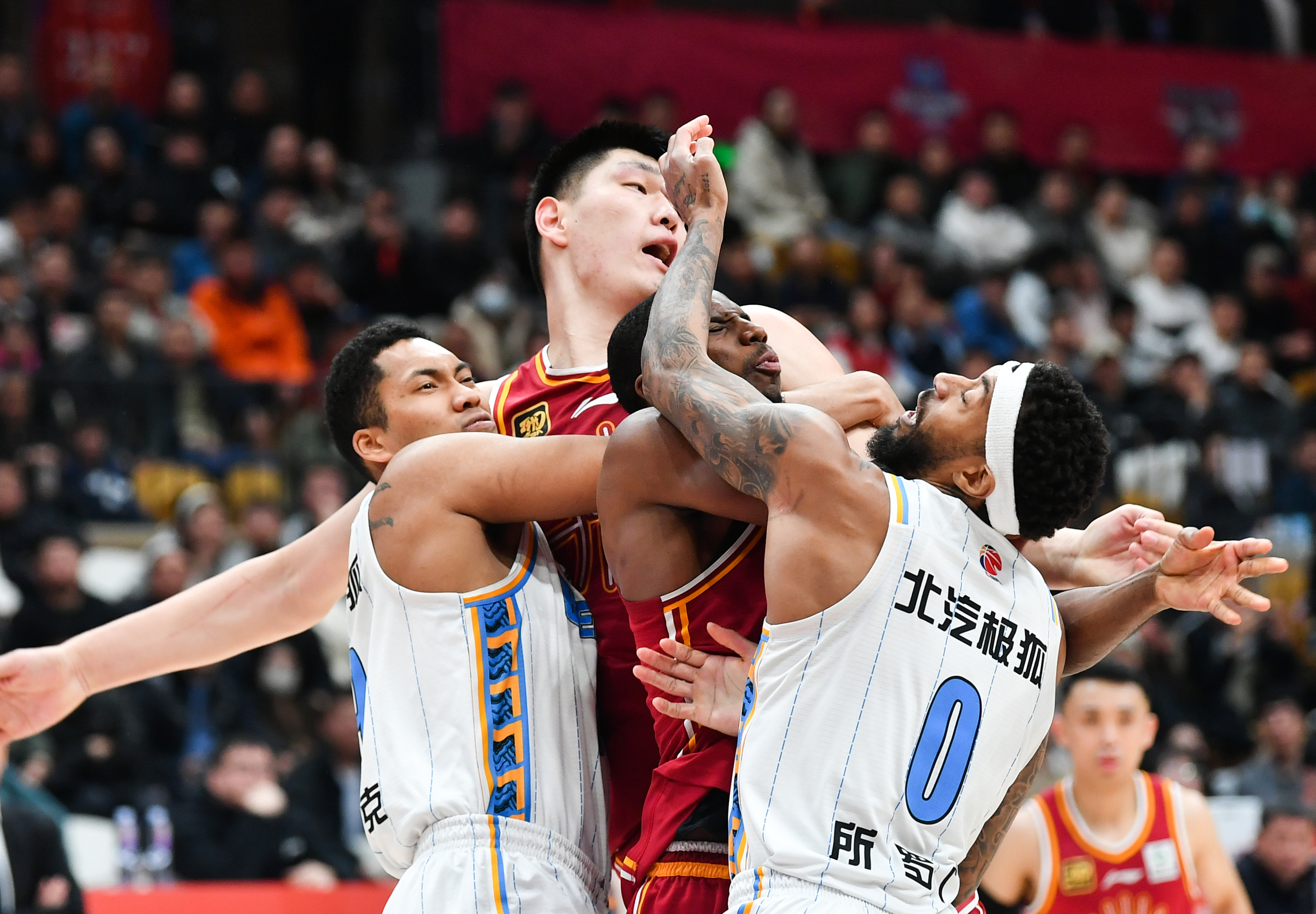 包含上海男篮关键时刻拼搏，逆转战绩取得胜利的词条