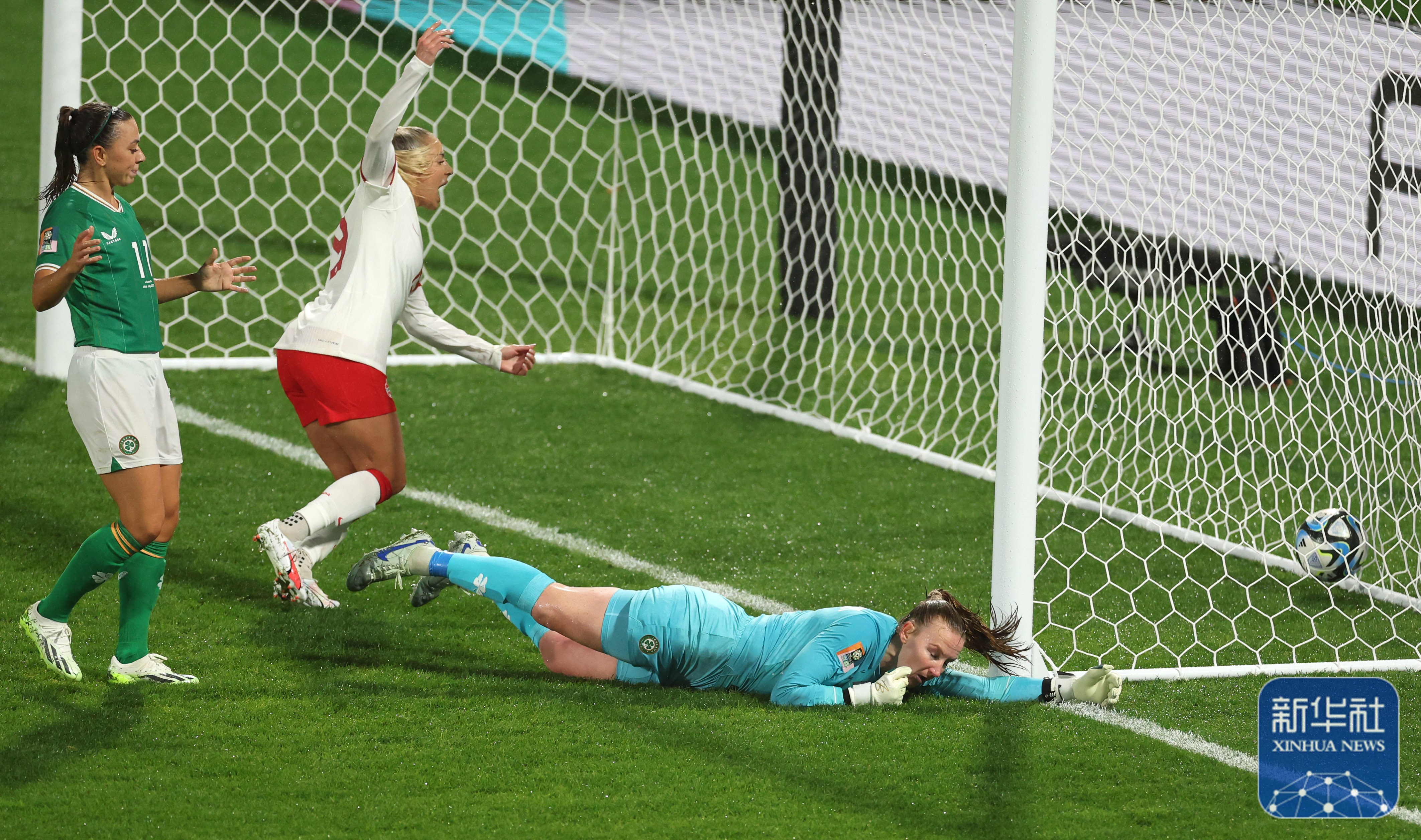 关于加拿大女足比赛中创造出色表现的信息