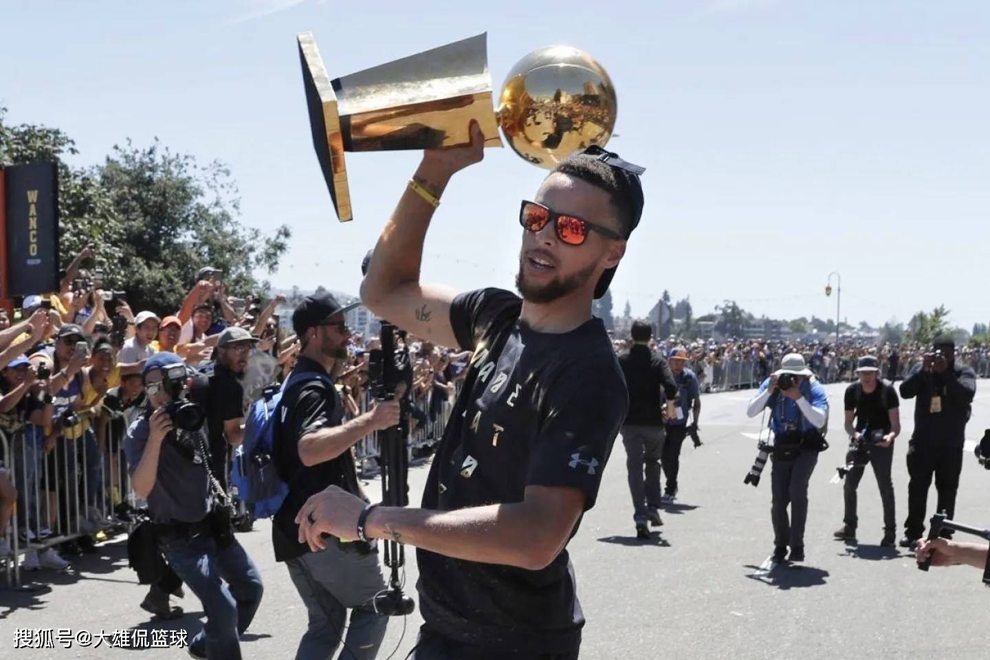 包含勇士碾压青岛队，克莱点燃赛场的词条