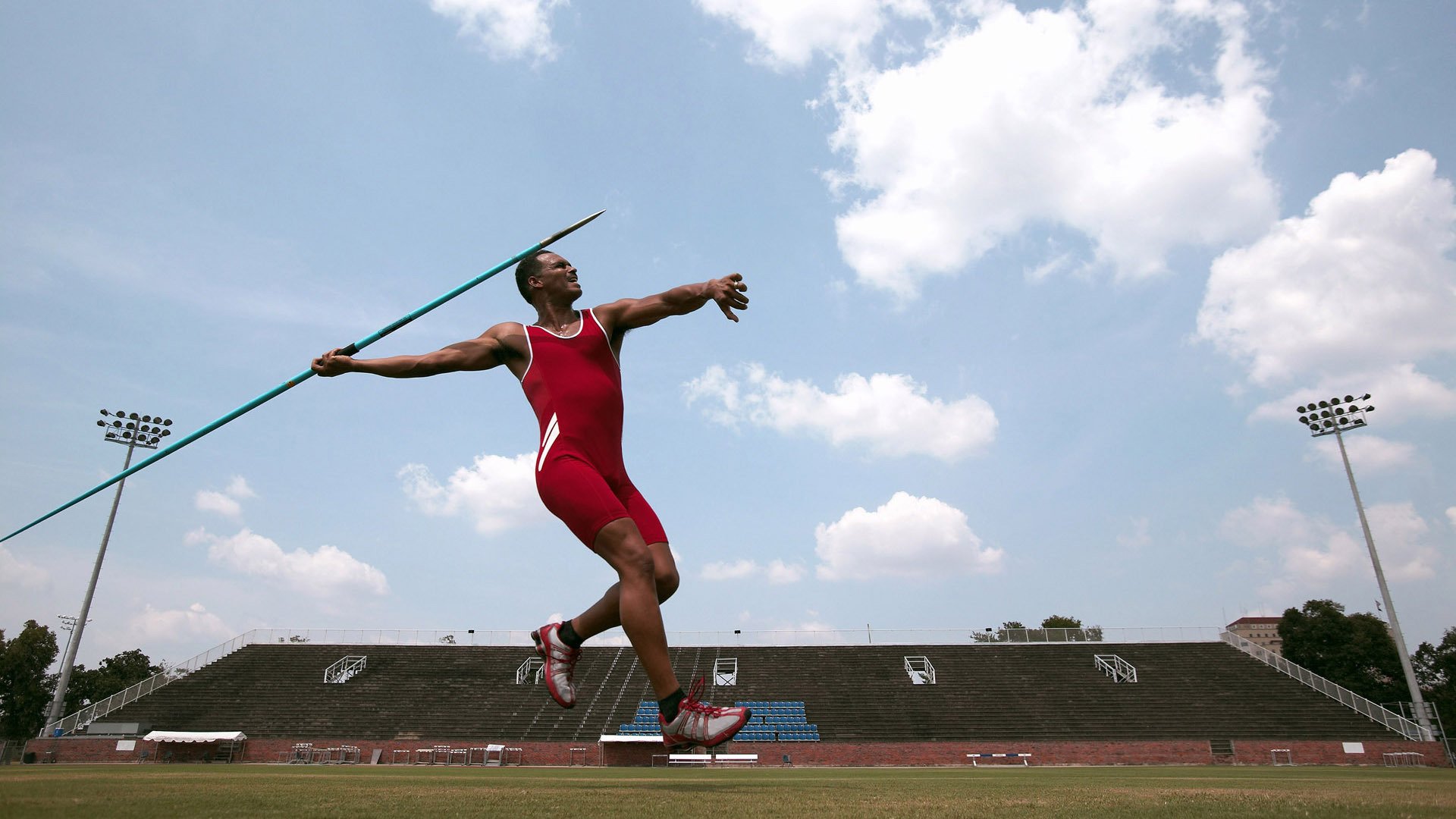 从安第斯山脉到诺坎普，克瓦拉茨赫利亚如何用攻防转换的魔法，让秘鲁与巴萨的对抗成为战术教科书