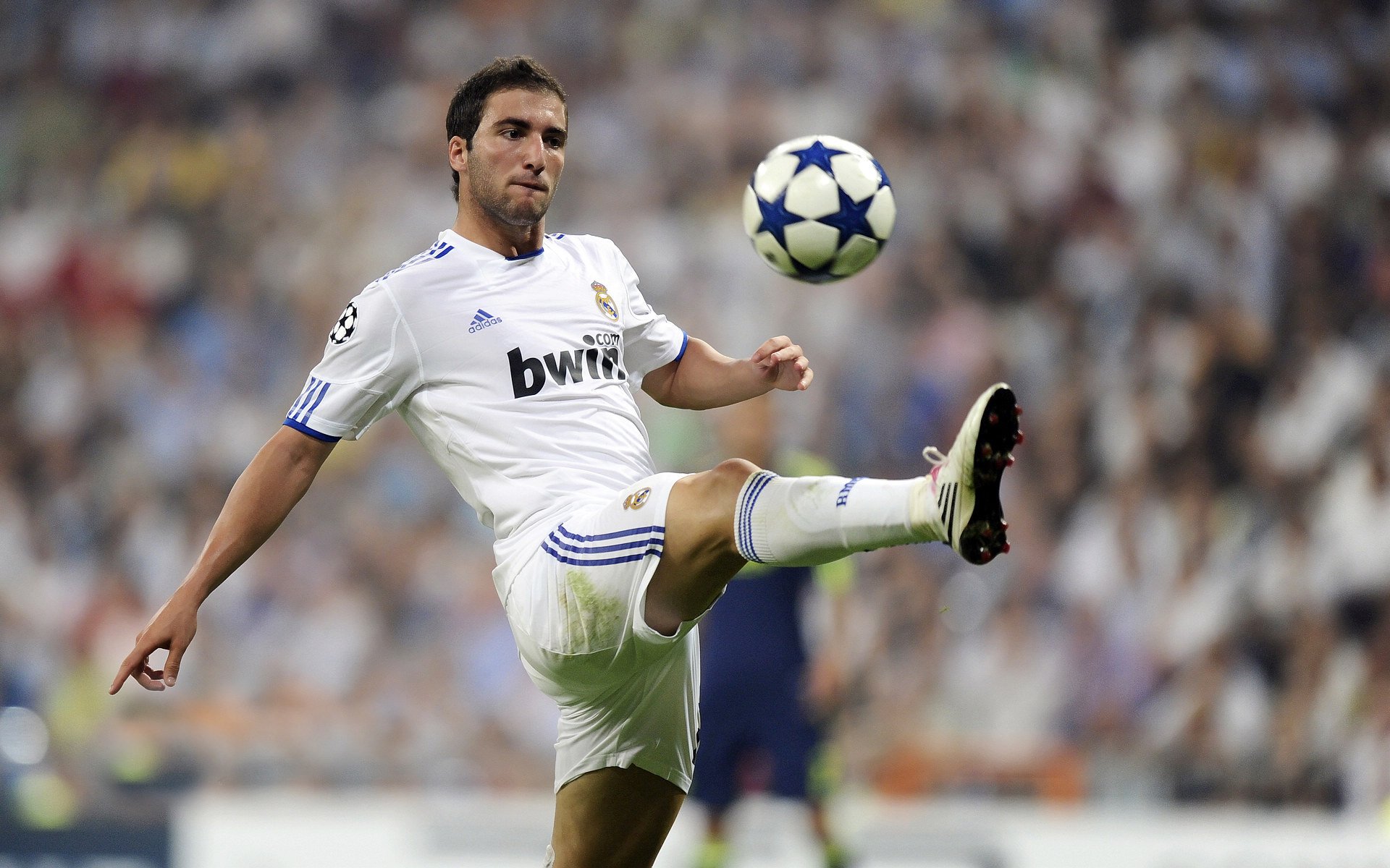 从球场到赛道，布伦森的魔术时刻与竞技体育的接管艺术