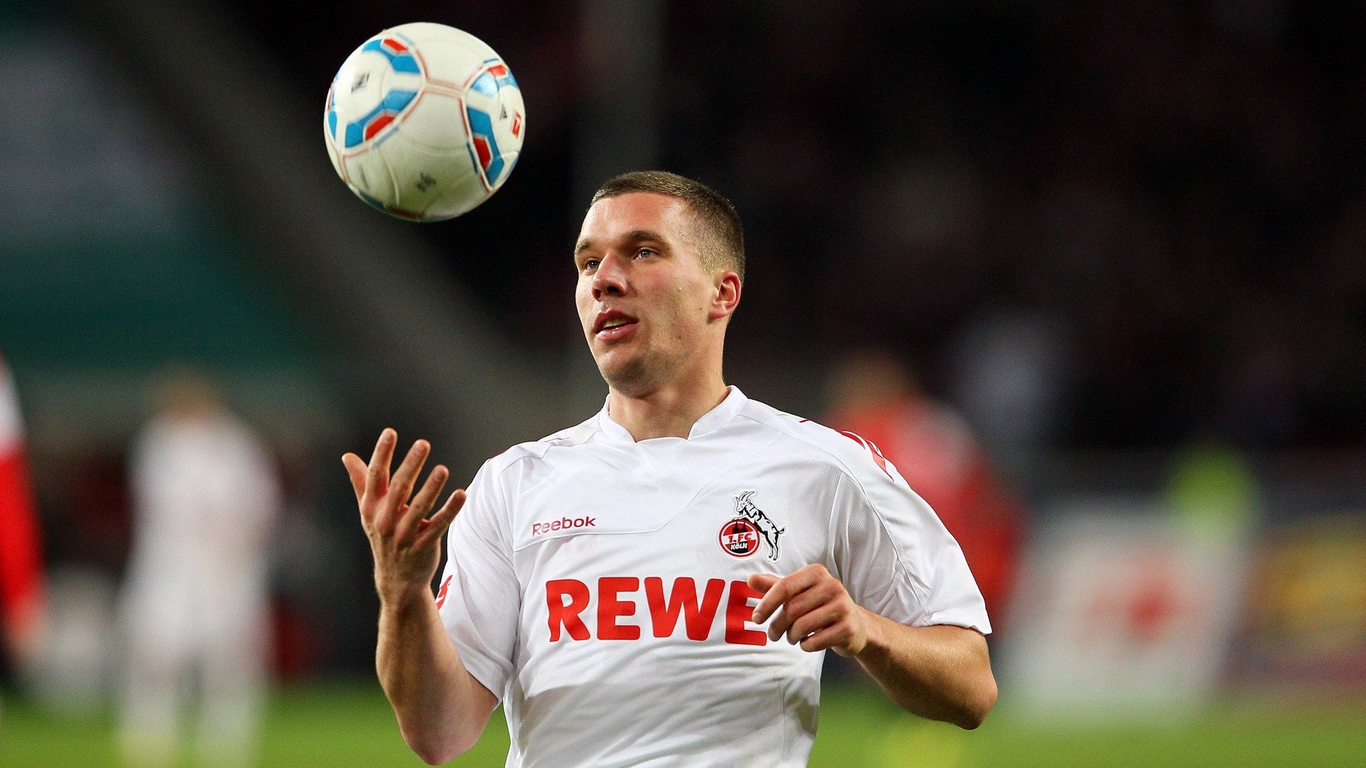 赛道与绿茵场，F1揭幕战与非洲杯的激情碰撞